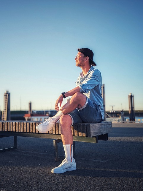 网球选手郑钦文在比赛中发挥出色，晋级下一轮.